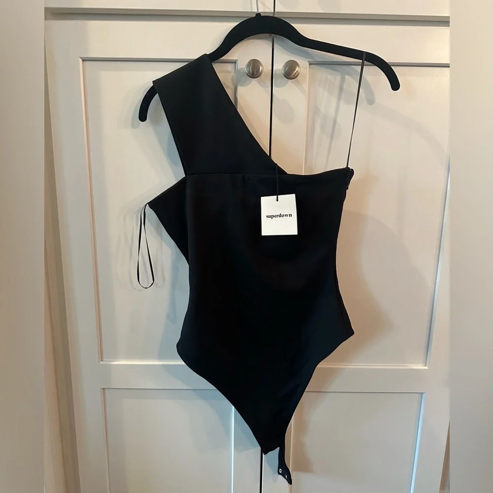 XS Women’s Superdown Rockie One Shoulder Bodysuit Black Asymmetrical Top - NWT - Picture 4 of 13